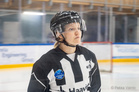 Linjatuomarina toimiva Helinä Anttila on kaukalon puolella erittäin tuttu näky muun muassa jääkiekkoilun Suomi-sarjassa pelaavan Kotkan Titaanien kotiotteluissa.